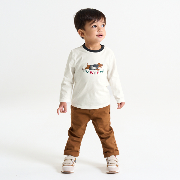 تيشيرت مع صورة كلب مطرزة باللون الأبيض للأطفال الصغار